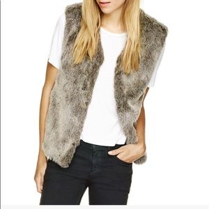 🛍HOST PICK🛍Aritzia Talula faux fur vest